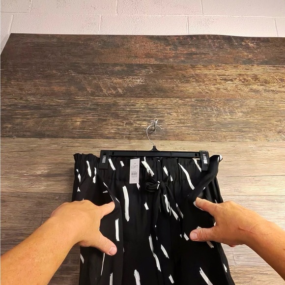 LOFT Black and White Shorts - Picture 4 of 8